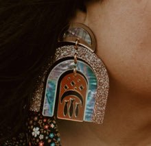 Load image into Gallery viewer, Abalone Mxsáqv Earings
