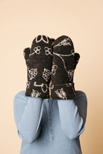 Load image into Gallery viewer, Fleurs Mittens