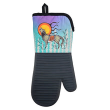 Load image into Gallery viewer, Silicone Oven Mitt - Wolf (Ma'iingan) by Storm Angeconeb
