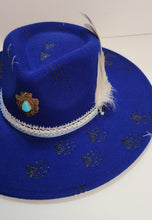 Load image into Gallery viewer, Royal Hat (Bear &amp; Pendant)
