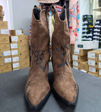 Load image into Gallery viewer, Consignment - Indiginize Creation - Freehand Burned Suede Western Boots – Wildflowers
