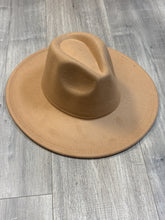 Load image into Gallery viewer, Felt Hat - Camel
