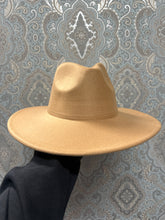 Load image into Gallery viewer, Felt Hat - Camel
