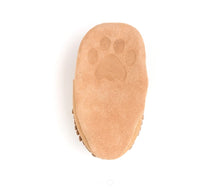 Load image into Gallery viewer, Yänionyen (Bear) - Baby Suede Shoes
