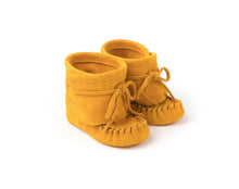 Load image into Gallery viewer, Yastawen&#39;cha&#39; (Rattle) Baby Suede Booties
