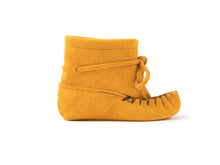 Load image into Gallery viewer, Yastawen&#39;cha&#39; (Rattle) Baby Suede Booties
