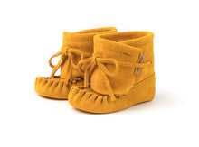 Load image into Gallery viewer, Yastawen&#39;cha&#39; (Rattle) Baby Suede Booties
