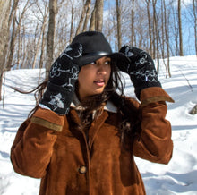 Load image into Gallery viewer, Fleurs Mittens
